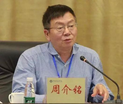 今次落馬的雷寒出生于1957年7月，其學習、工作都在重慶醫(yī)科大學。