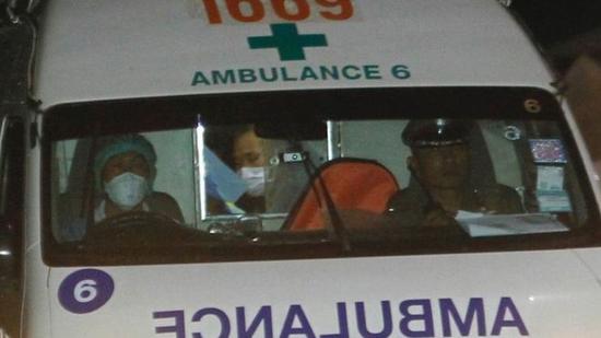 救護(hù)車帶著被救少年離開。（圖：EPA）