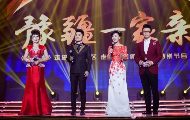 主持人：白燕升、龐曉戈、關楓、熱娜·古麗（從右到左）