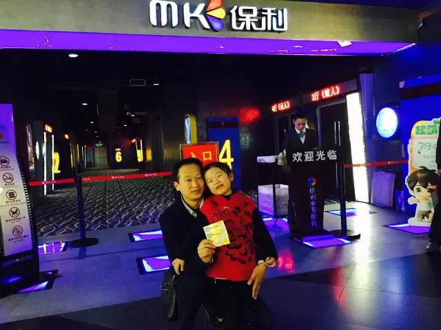 再來看兩個萌娃，表情都好有戲！