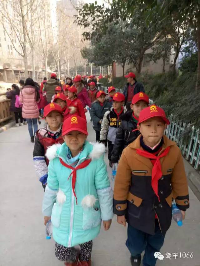脖子上戴著紅領(lǐng)巾，頭上頂著小紅帽，排著整齊的隊伍——出發(fā)！