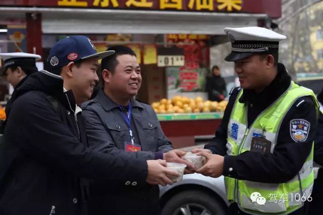 新華社攝影記者李博，也隨我們1066小分隊一路同行他也為我們記錄下了一幕幕溫暖的瞬間。
