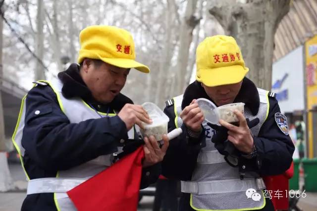 1066小分隊和志愿者來到金水路文化路，給這里執(zhí)勤的交警和協(xié)管送去暖心餃子。