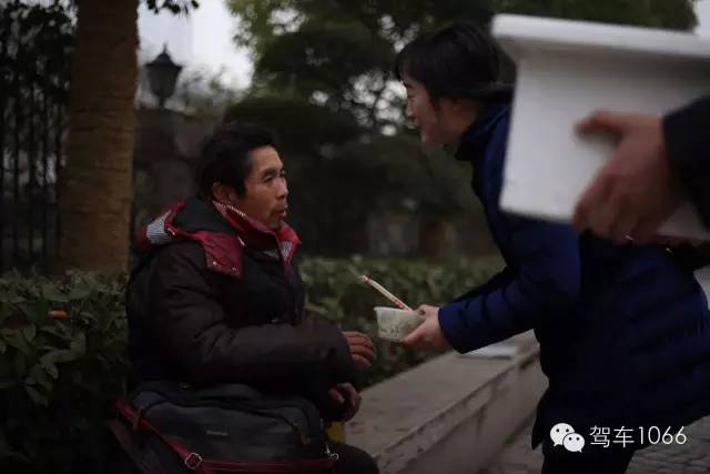1066小分隊來到紫荊山（摩的司機、出租車司機、市民)，給他們送去餃子。