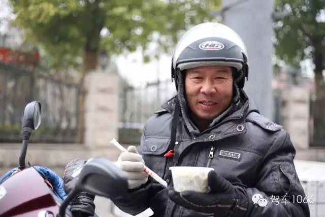 1066小分隊來到紫荊山（摩的司機、出租車司機、市民)，給他們送去餃子。