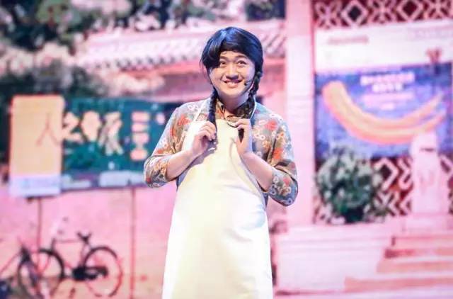 小品《那些年我們錯(cuò)過的一支舞》，主播樂天、張嵩的裝扮你給打幾分？