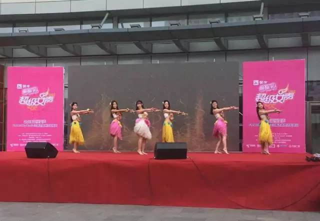 伴隨著舞蹈演員們的開場，比賽在上午10點半正式拉開序幕