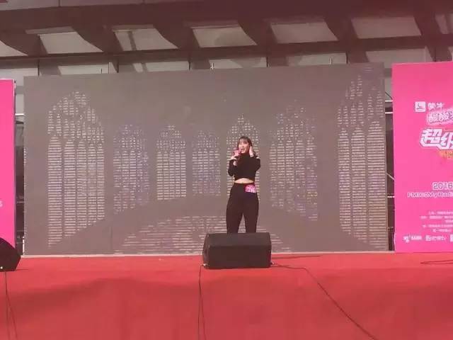 這pose一看就是在飆高音，猜猜看她唱的是哪首歌？
