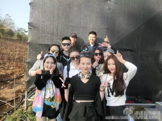能認(rèn)出幾位超女？王佳月和其他兩位超女本周就要前往長(zhǎng)沙咯