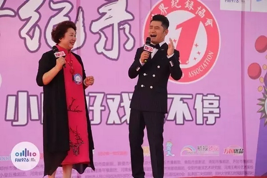 原來是關(guān)大帥哥的演唱，逗笑了全場觀眾
