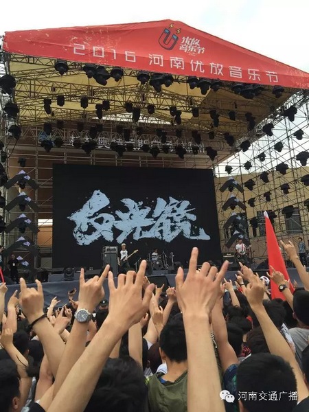 這么多朋友！默契的舉著一個(gè)手勢(shì)！