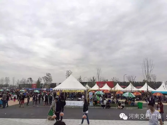 雖然天空已經(jīng)烏云密布，但大家的熱情絲毫不減！