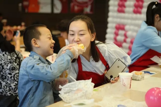 首次下廚的小男子漢，最想分享的人當然是最愛的媽媽