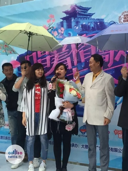 海波瞞著妻子，請來妻子的家人，耿梅驚喜感動，喜極而泣~