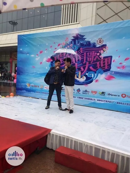 這位男士向遠(yuǎn)在家鄉(xiāng)的妻子隔空表白，勇氣真是大大的，您對妻子的愛，已經(jīng)超越萬水千山。