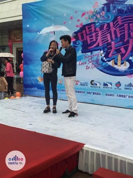這是一位在校大學(xué)校，暗暗的喜歡純純的愛。