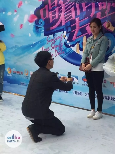 蘇世龍手捧戒指，單膝跪地向夢夢求婚，夢夢激動的說不出話來，點(diǎn)頭答應(yīng)~