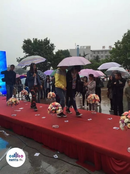 　　好友從屏幕后面走出來，他們特意從陜西、平頂山趕來為兩人送出祝福。