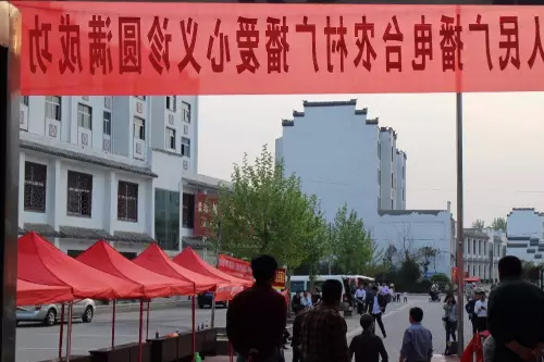 在大家的齊心努力下，終于在天黑前將第二天義診活動(dòng)場(chǎng)地搭建好了。