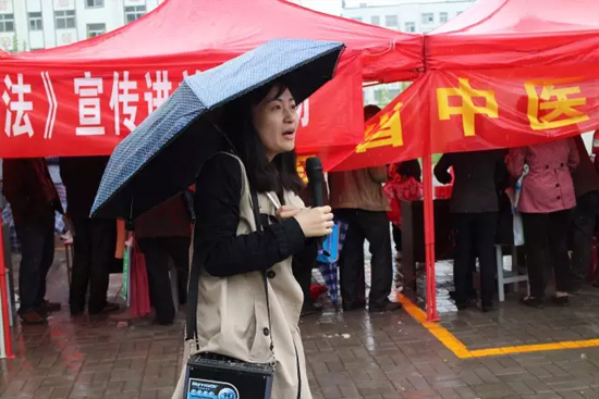《健康河南》主播柳青也一直在雨中，不畏寒冷，引導(dǎo)大家排隊(duì)掛號(hào)，指路，排憂解難……