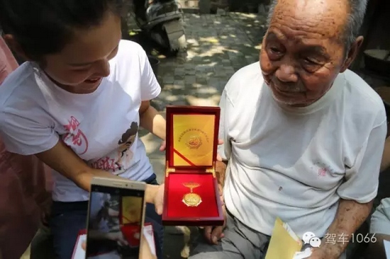 老兵聽不到我們在說什么，今年98了。