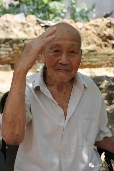 老兵身子骨不行了，九十多歲了……也許軍禮不那么標準了，但是這一幕還是感動到了我們……