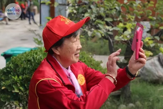 爺爺奶奶叔叔阿姨被盛運(yùn)莊園的景致吸引，紛紛拍照留影