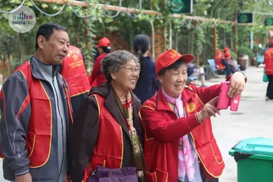 爺爺奶奶叔叔阿姨被盛運(yùn)莊園的景致吸引，紛紛拍照留影
