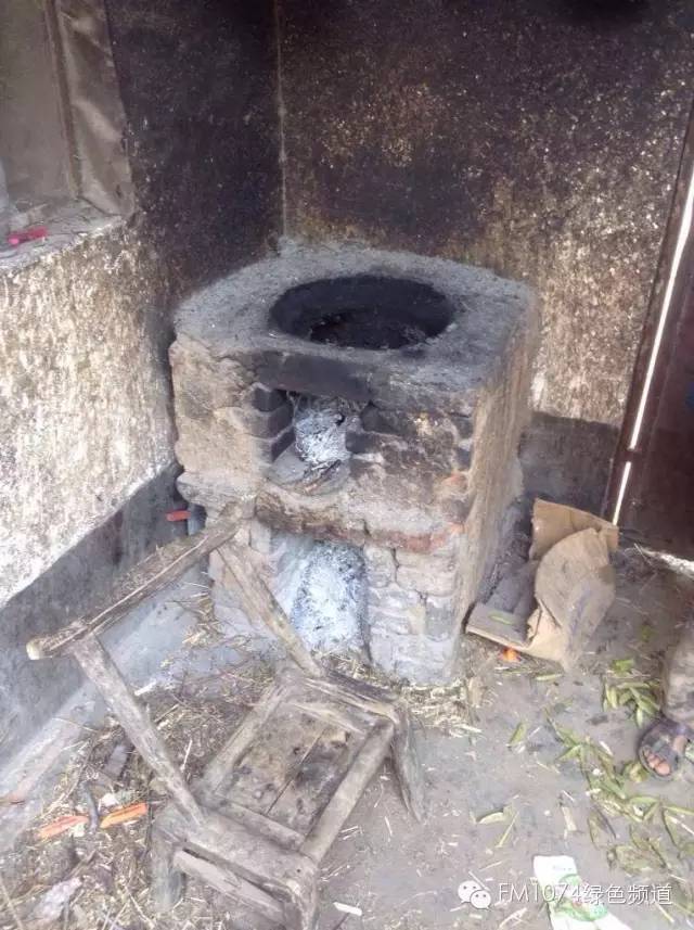 走訪另一個貧困家庭，進去之后才知道什么是真正的一貧如洗、家徒四壁。