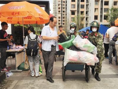 9月8日，天津?yàn)I海海港城小區(qū)，武警幫助居民搬東西。