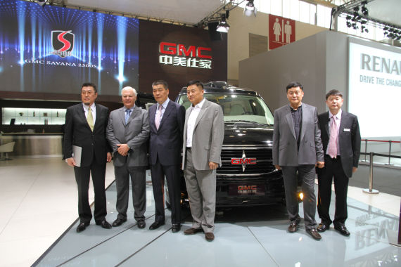 北京國(guó)際車展上，全新GMC S系列頂級(jí)商務(wù)車在亞太區(qū)首發(fā)。圖為企業(yè)領(lǐng)導(dǎo)與新車合影。