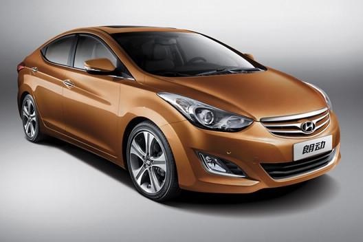 　　北京現(xiàn)代朗動分別搭載1.6L和1.8L兩種發(fā)動機，共7款車型?！傲黧w雕塑”設計理念持身的朗動看上