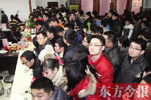 昨日上午，鄭州市金水區(qū)民政局婚姻登記處，領證的新人擠滿了辦證大廳