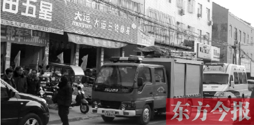 火災(zāi)發(fā)生后，袁厲害家門前的大路上停滿了消防車和警車
