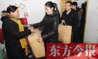 昨天下午，多位東方今報(bào)愛心讀者前往鄭州市困難戶家中贈(zèng)送棉被
