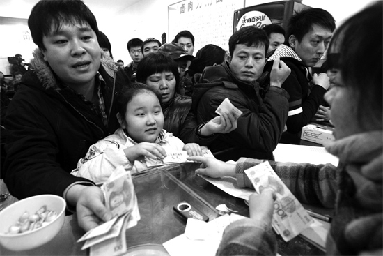1月30日，李剛小面館收銀臺前，更多的市民大量買走“面卡”帶回家去