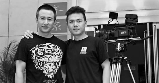 張藝飛（右）在接受河南電視臺采訪時，與主持人合影資料圖片