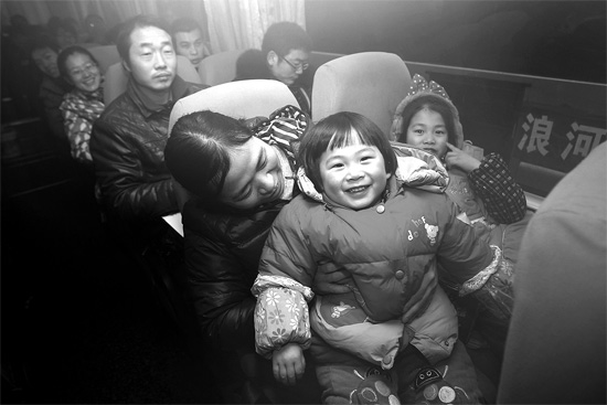 坐上愛(ài)心大巴，乘客滿臉喜悅