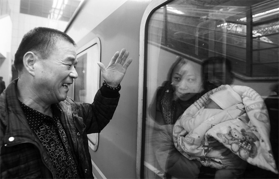 車要開了，史振星揮手向女兒懷中的外孫告別。女兒帶著剛剛出生43天的孩子，要到千里之外湖南的婆婆家過新