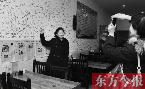 東方今報“一碗面的溫暖”還在延續(xù)，媒體和愛心人士的吃面接力熱情不減。