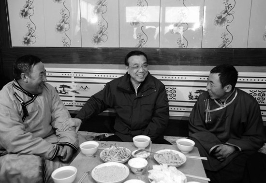 今年2月4日，李克強(qiáng)來(lái)到內(nèi)蒙古興安視察，與村民們拉家常