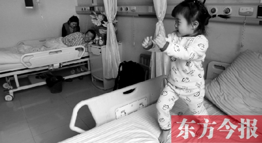 2月7日，春節(jié)前的第3天，雖然傷口很是疼痛，但3歲女兒可愛(ài)的“騎馬舞”是李剛最好的“止痛藥”