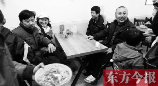 1月26日，坐著輪椅的袁海軍再次出現(xiàn)在李剛的面館，這次和他同來的是他的3位殘疾人朋友