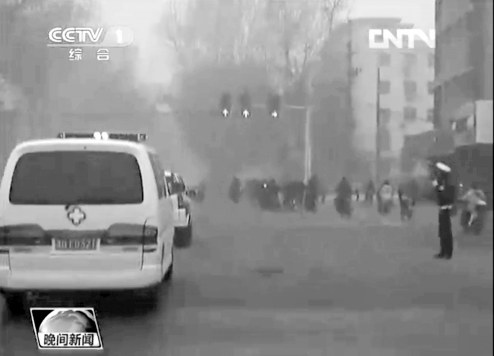 正值上下班高峰，交警調(diào)信號燈分流車輛