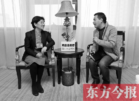 全國人大代表、省文化廳廳長楊麗萍（左）在接受“兩會會客廳”采訪