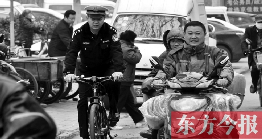 為了倡導(dǎo)綠色出行，鄭州市交警三大隊(duì)民警以身作則騎自行車上下班