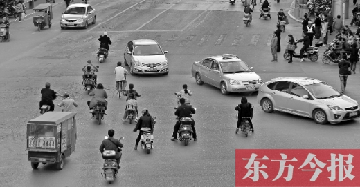 四月九日，鄭州市黃河路與經(jīng)八路交叉口，“中國式過馬路”現(xiàn)象仍很常見