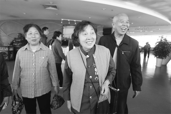 昨日，“尋訪百名共和國勞模”活動(dòng)選出的百位勞模免費(fèi)游覽中原福塔