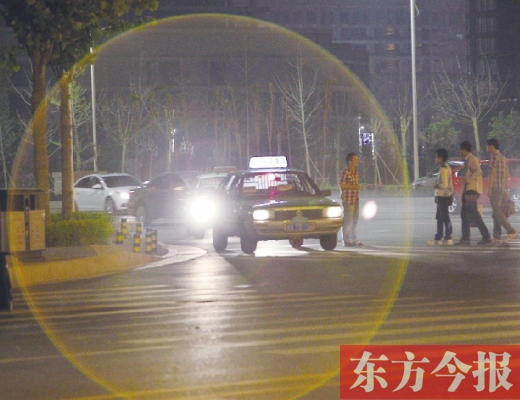 昨晚，鄭州火車(chē)東站，一些出租車(chē)?？吭诼愤叄?jiàn)到行人不時(shí)主動(dòng)搭訕 東方今報(bào)暗訪組 攝