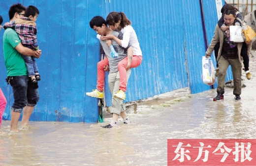 雨后鄭州，“背人過河”成了一道甜蜜又無奈的風(fēng)景 東方今報記者 沈翔 攝